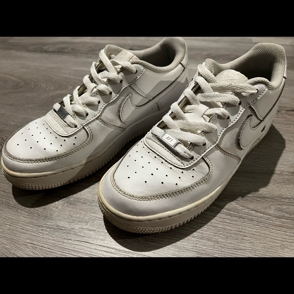 White Nike Air Force Ones 7Y/8W